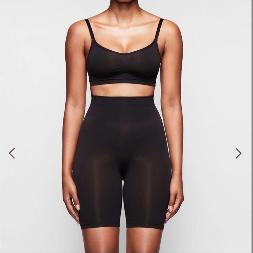 SKIMS SCULPTING SHORT MID THIGH